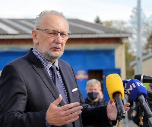 21.10.2020., Jastrebarsko - U Logistickom centru civilne zastite (kompleks bivse vojarne "dr. Ante Starcevic") odrzana je pokazna vjezba civilne zastite "Jasttrebarsko 2020". Tema vjezbe je prezentacija i uvjezbavanje rada s novonabavljenom opremom za spasavanje u slucaju pada zrakoplova te prezentacija operativnih sposobnosti prilikom spasavanja putnika iz srusenog zrakoplova. Davor Bozinovic, potpredsjednik Vlade i ministar unutarnjih poslova Photo: Emica Elvedji/PIXSELL
