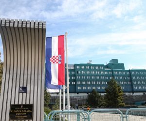21.10.2020., Zagreb - Reorganizacijom KB Dubrava ostaje COVID bolnica. Prema sadasnjem planu u KB Dubrava nastavit ce se raditi radiologija i kirurgija. Ostali su programi privremeno reducirani. Trijaza pacijenata na ulazu u bolnicu.
Photo: Zeljko Lukunic/PIXSELL