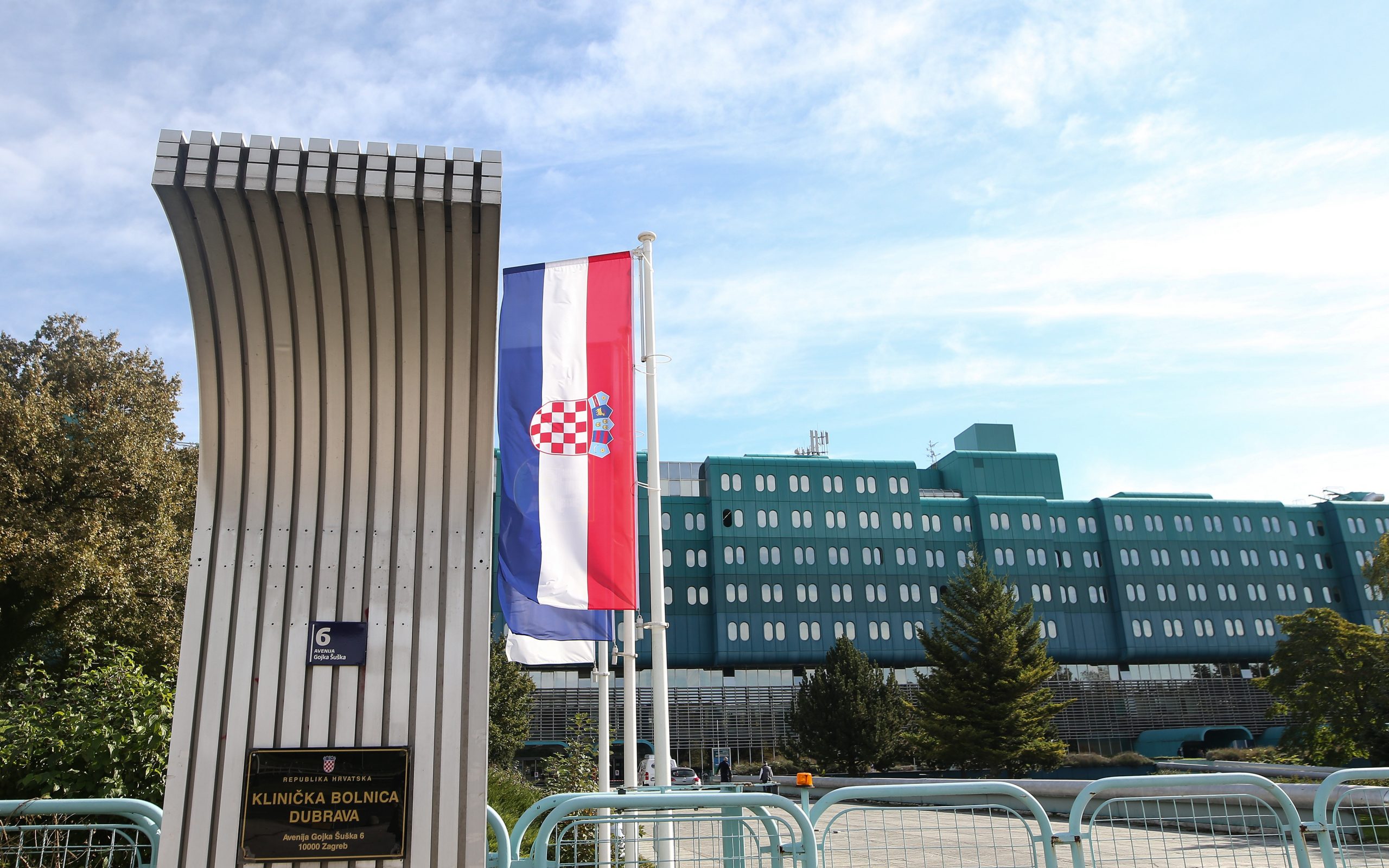 21.10.2020., Zagreb - Reorganizacijom KB Dubrava ostaje COVID bolnica. Prema sadasnjem planu u KB Dubrava nastavit ce se raditi radiologija i kirurgija. Ostali su programi privremeno reducirani. Trijaza pacijenata na ulazu u bolnicu.
Photo: Zeljko Lukunic/PIXSELL