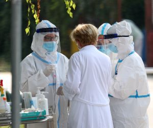 23.07.2020., Zagreb - U Nastavnom zavodu za javno zdravstvo "Dr. Andrija Stampar" djelatnici uzimaju briseve za dijagnostiku koronavirusa.
Od danas je smanjena cijena testova sa 1506 kn na cijenu PCR testa,  501,49 kuna za dvije ciljane sekvence genoma virusa i 698,21 za tri sekvence.
Photo: Zeljko Lukunic/PIXSELL