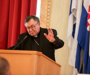 23.09.2020., Osijek - Kardinal Vinko Puljic, vrhbosanski nadbiskup i metropolit, predsjednik Upravnog odbor Zaklade Vrhbosanske nadbiskupije i upravitelj Zaklade Josip Dabro u nazocnosti zupana Ivana Anusica potpisali su nove ugovore o pristupanju Zakladi Vrhbosanske nadbiskupije s gradonacelnicima i nacelnicima s podrucja Osjecko-baranjske zupanije.  Photo: Dubravka Petric/PIXSELL