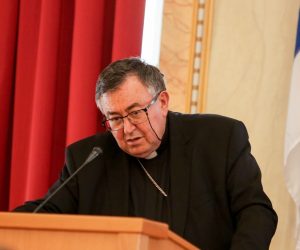 23.09.2020., Osijek - Kardinal Vinko Puljic, vrhbosanski nadbiskup i metropolit, predsjednik Upravnog odbor Zaklade Vrhbosanske nadbiskupije i upravitelj Zaklade Josip Dabro u nazocnosti zupana Ivana Anusica potpisali su nove ugovore o pristupanju Zakladi Vrhbosanske nadbiskupije s gradonacelnicima i nacelnicima s podrucja Osjecko-baranjske zupanije.  Photo: Dubravka Petric/PIXSELL