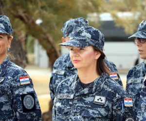 24.09.2018., Vojarna Admiral flote Sveto Letica Barba, Split - U vojarnu Lora uplovila raketna topovnjaca Vukovar koja se vratila s NATO-ve vojne vjezbe Sea guardian. Topovnjaca Vukovar prvi je hrvatski brod koji je ikada sudjelovao u jednoj NATO vojnoj operaciji. Zene u uniformi MORH a.
 Photo: Miranda Cikotic/PIXSELL