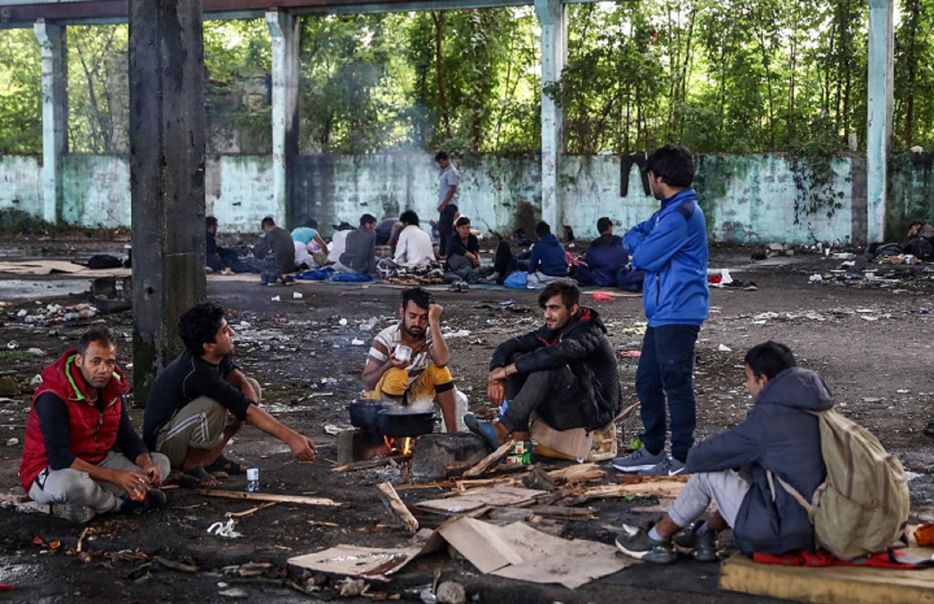 23.09.2020., Bihac, Bosna i Hercegovina - Veliki broj migranata nalazi se na ulicama Bihaca. Najvise ih je medju rusevinama bivse tvornice Krajina-metal udaljene svega nekoliko kilometara od centra grada. Migranti kazu kako ih Bihacka policija svakodnevno maltretira, dolaze do njih, tuku ih i otimaju novac i telefone.
Photo: Armin Durgut/PIXSELL