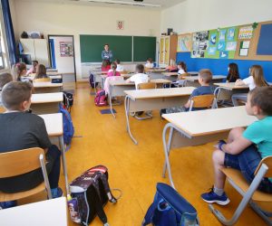25.05.2020., Solin - Ucenici nizih razreda osnovne skole "Kraljice Jelene" s veseljem su docekali povratak u skolske klupe. Uz posebne uvjete nastavi se odazvao velik broj ucenika. Ucenici drugog rareda u skolskim klupama. Photo: Ivo Cagalj/PIXSELL