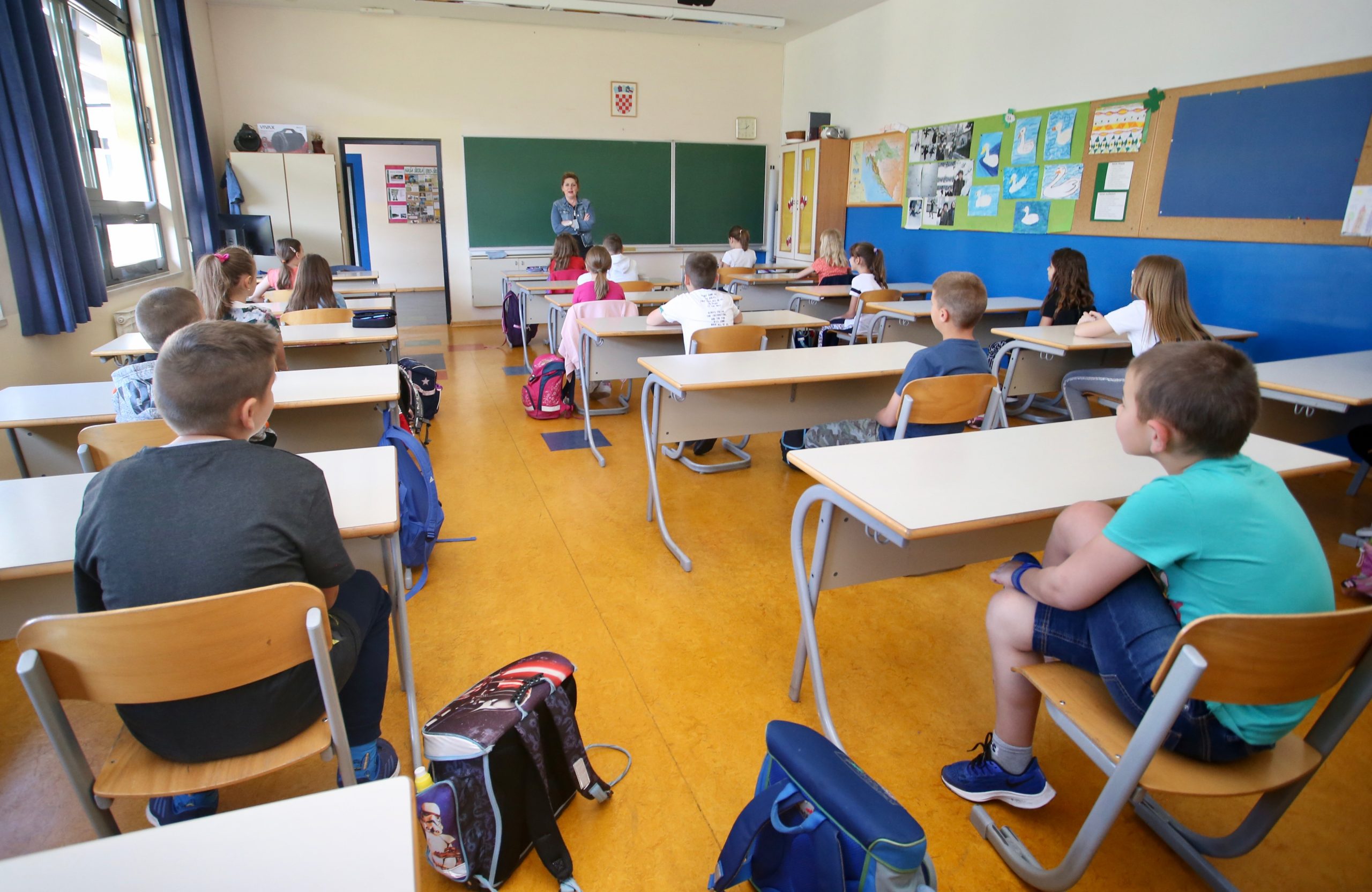 25.05.2020., Solin - Ucenici nizih razreda osnovne skole "Kraljice Jelene" s veseljem su docekali povratak u skolske klupe. Uz posebne uvjete nastavi se odazvao velik broj ucenika. Ucenici drugog rareda u skolskim klupama. Photo: Ivo Cagalj/PIXSELL