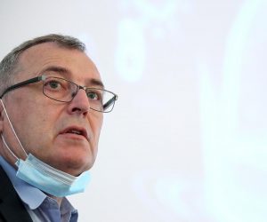 25.9.2020., Zagreb - Konferencija za medije povodom obiljezavanja Svjetskog dana ljekarnika, te predstavljanje javnozdravstveno - edukativne kampanje Prevencija, a ne Komplikacija, koja je usmjerena na promicanje mogucnosti besplatnog cijepljenja u Hrvatskoj protiv respiratornih bolesti, s naglaskom na gripu i pneumokoknu bolest. Krunoslav Capak. 
Photo: Goran Stanzl/PIXSELL