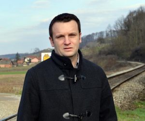 26.02.2014., Beletinec - Makadamska cesta izmedju mjesta Beletinec i Presecno uz rijeku Bednju s tri nezasticena pruzna prijelaza uskoro bi trebala biti asfaltirana. Nacelnik opcine Sveti Ilija Marin Bosilj.
Photo: Marko Jurinec/PIXSELL