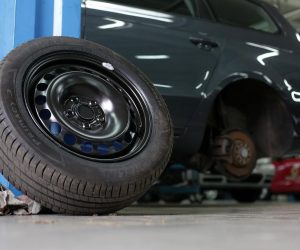 26.05.2015., Zagreb - Promjena automobilskih guma.
Photo: Borna Filic/PIXSELL