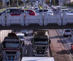 26.10.2020.,  Zagreb -Udruga hrvatskih cestovnih prijevoznika i udruga Glas poduzetnika upozoravaju da Ministarstvo mora, prometa i infrastrukture jos uvijek nije poduzelo nikakve korake kako bi rijeslo zahtjeve cestovnih prijevoznika. Kako bi ukazali na mnogobrojne probleme s kojima se suocavaju, cestovni prijevoznici odlucili su izraziti svoje nezadovoljstvo usporenom voznjom kroz Zagreb u ponedjeljak, pocevsi od 7 ujutro. Guzve na Slavonskoj aveniji.
Photo: Igor Soban/PIXSELL