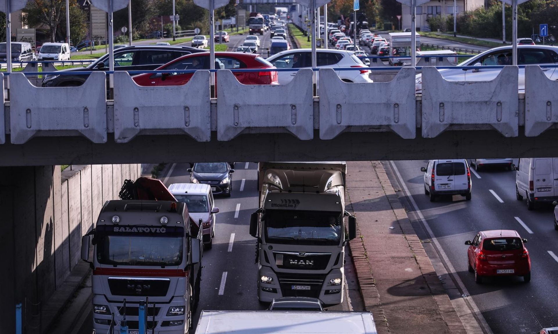 26.10.2020.,  Zagreb -Udruga hrvatskih cestovnih prijevoznika i udruga Glas poduzetnika upozoravaju da Ministarstvo mora, prometa i infrastrukture jos uvijek nije poduzelo nikakve korake kako bi rijeslo zahtjeve cestovnih prijevoznika. Kako bi ukazali na mnogobrojne probleme s kojima se suocavaju, cestovni prijevoznici odlucili su izraziti svoje nezadovoljstvo usporenom voznjom kroz Zagreb u ponedjeljak, pocevsi od 7 ujutro. Guzve na Slavonskoj aveniji.
Photo: Igor Soban/PIXSELL