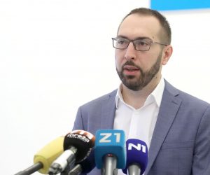 27.10.2020., Zagreb - 37. sjednica Gradske skupstine grada Zagreba odrzava se u online formatu pa novinari u Staroj gradskoj vijecnici dogadjanje prate preko laptopa. Brojni gradski zastupnici odrzali su konferencije za medije pokusavajuci poslati poruke mimo problematicne platforme preko koje se odrzava sjednica.
Tomislav Tomasevic Photo: Patrik Macek/PIXSELL