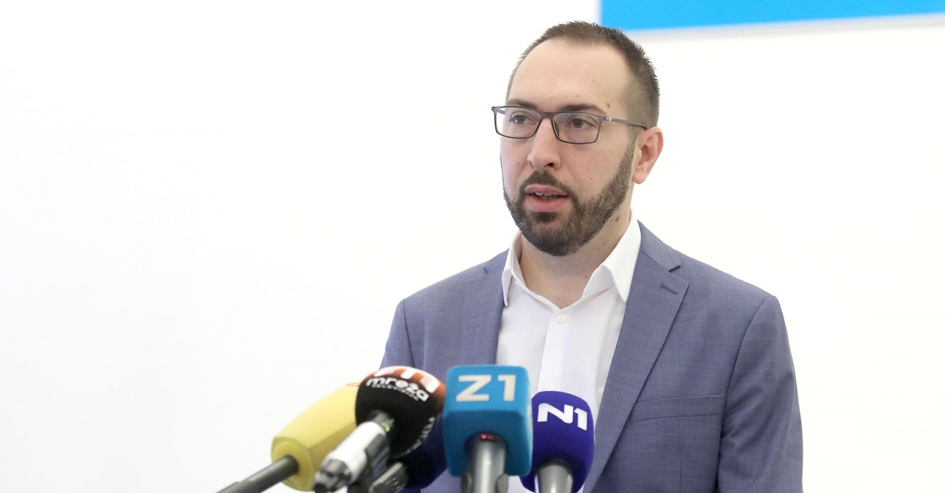 27.10.2020., Zagreb - 37. sjednica Gradske skupstine grada Zagreba odrzava se u online formatu pa novinari u Staroj gradskoj vijecnici dogadjanje prate preko laptopa. Brojni gradski zastupnici odrzali su konferencije za medije pokusavajuci poslati poruke mimo problematicne platforme preko koje se odrzava sjednica.
Tomislav Tomasevic Photo: Patrik Macek/PIXSELL