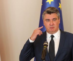 28.08.2020., Zagreb - 1. sjednica Vijeca predsjednika Republike Hrvatske za energetsku tranziciju, na kojemu su predstavljeni clanovi i ciljevi Vijeca odrzan je u Uredu Predsjednika na Pantovcaku. Nakon uvodnog djela sjednice na kojemu su predstavljeni clanovi i ciljevi predsjednik Zoran Milanovic dao je izjavu za medije. 
Photo: Goran Stanzl/PIXSELL