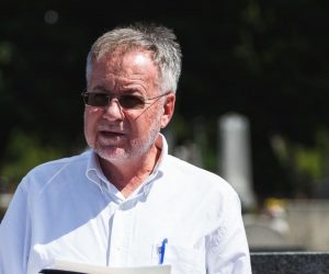 28.08.2020., Gospic - Proslo je 20 godina od ubojstva Milana Levara, obicnog covjeka, hrvatskog branitelja koji je progovorio o ubojstvima hrvatskih i sprskih civila na podruciju Gospica. Komemoraciji na gradskom groblju u Gospicu prisustvovala je obitelj Levar, Centar za suocavanje s prosloscu i Antifasisticka liga RH. Drago Pilsel Photo: Marko Dimic/PIXSELL