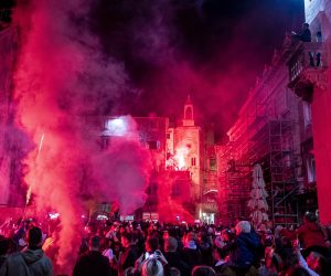 28.10.2020., Split - Torcida je nastavila proslavu svog 70. rodendana bakljadom na Pjaci u 19:50 sati, a potom i korteom gradskim ulicama.
Photo: Miroslav Lelas/PIXSELL