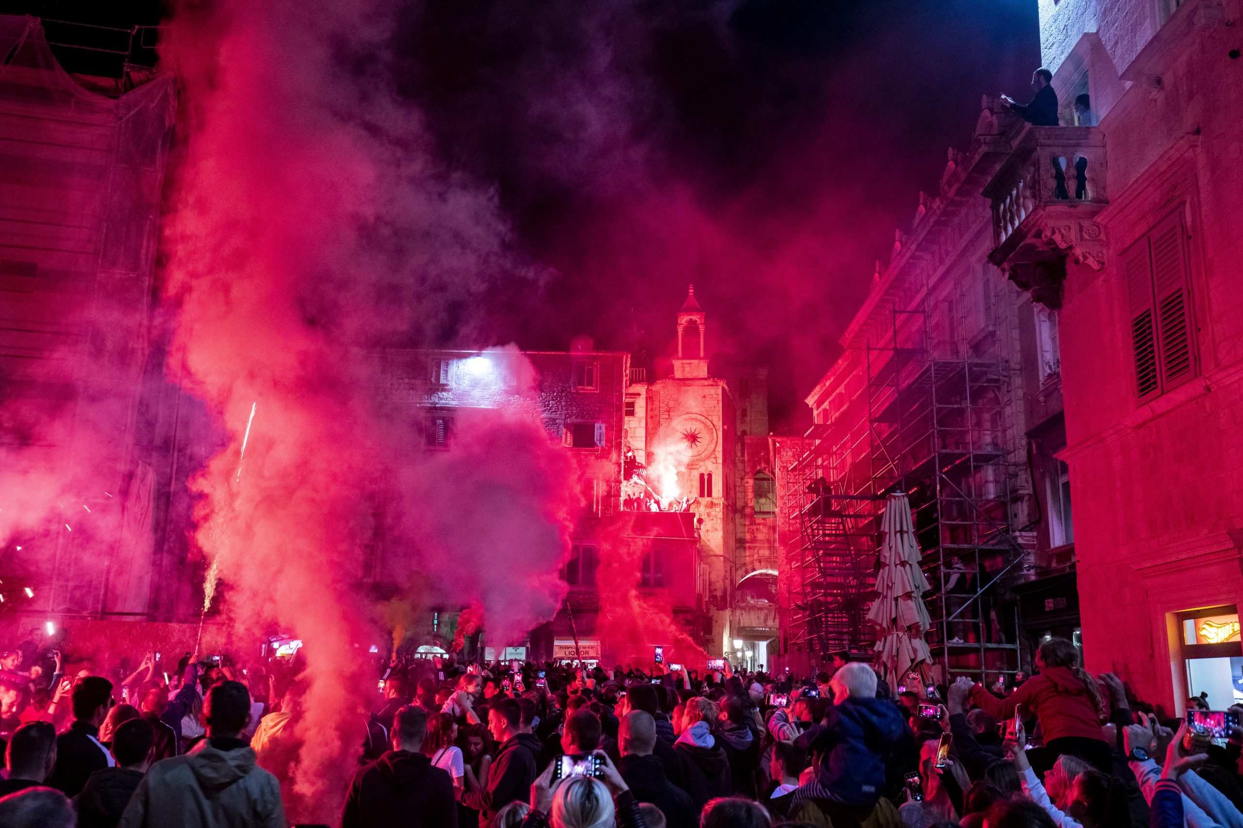 28.10.2020., Split - Torcida je nastavila proslavu svog 70. rodendana bakljadom na Pjaci u 19:50 sati, a potom i korteom gradskim ulicama.
Photo: Miroslav Lelas/PIXSELL