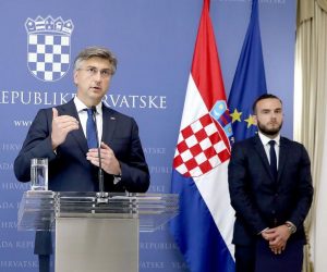 29.06.2020., Zagreb - Na konferenciji za medije odrzanoj u Banskim dvorima premijer Andrej Plenkovic i ministri Darko Horvat i Josip Aladrovic izvijestili su o rezultatima mjera potpore za ocuvanje radnih mjesta tijekom krize radi pandemije COVID-19 te najaviti mjere koje se odnose na skraceno radno vrijeme, samozaposljavanje i pomoc mikropoduzetnicima u borbi protiv posljedica pandemije. 
Photo: Patrik Macek/PIXSELL