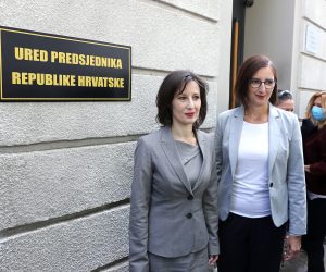 29.09.2020., Zagreb - U Slovenskoj ulici odrzan je performans na kojem su saborske zastupnice Dalija Oreskovic i Marijana Puljak svecano postavile plocu Ureda predsjednika Republike Hrvatske na prostor "Kluba Dragana Kovacevica" u Zagrebu. Photo: Patrik Macek/PIXSELL