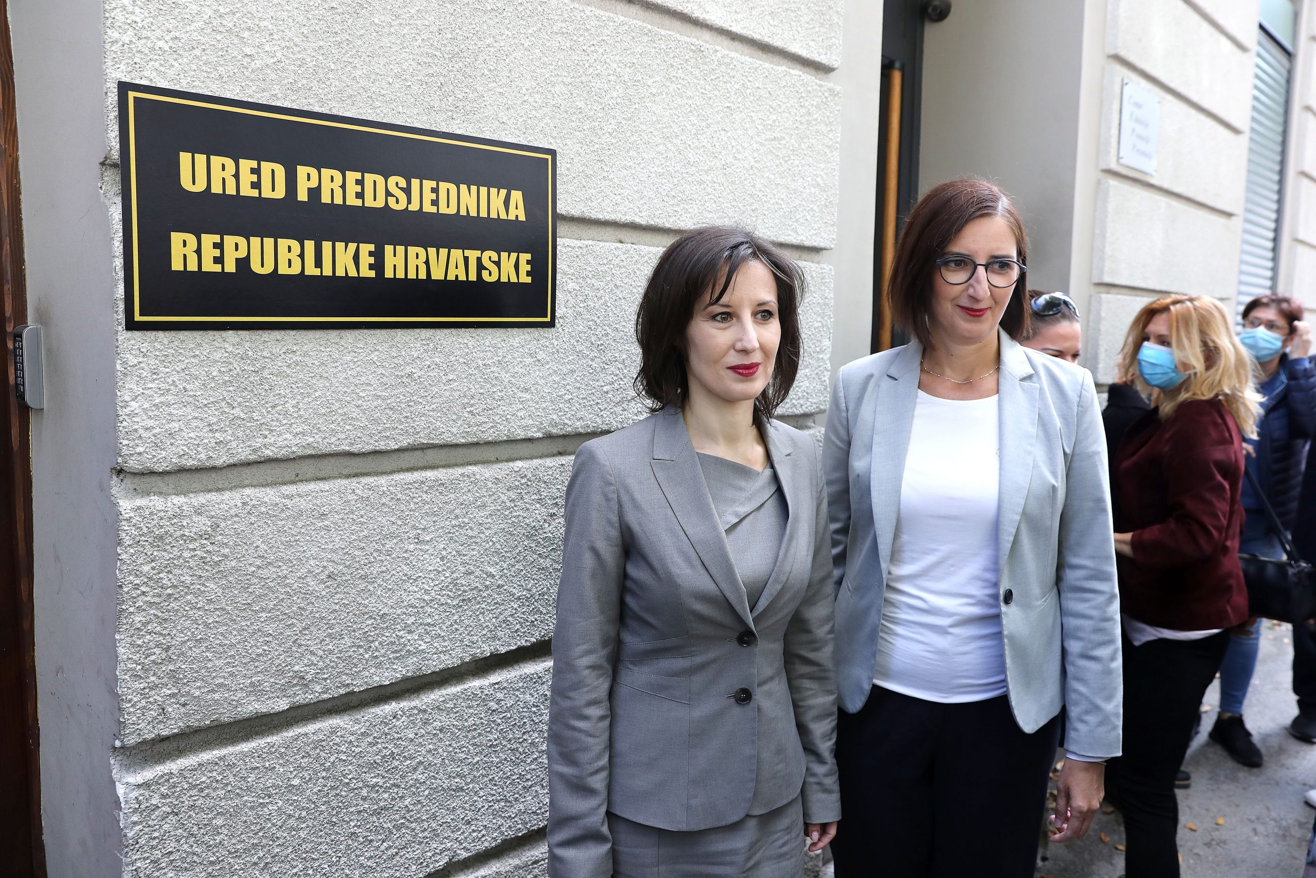 29.09.2020., Zagreb - U Slovenskoj ulici odrzan je performans na kojem su saborske zastupnice Dalija Oreskovic i Marijana Puljak svecano postavile plocu Ureda predsjednika Republike Hrvatske na prostor "Kluba Dragana Kovacevica" u Zagrebu. Photo: Patrik Macek/PIXSELL