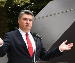 29.09.2020., Bjelovar -  Predsjednik Republike Zoran Milanovic sudjelovao je na svecanoj sjednici Gradskog vijeca Grada Bjelovara povodom Dana Grada i Dana bjelovarskih branitelja  na Spomen podrucju 'Barutana 1991.'. Prvotno je položzio vijenac i zapalio svijecu kod spomenika poginulim hrvatskim braniteljima 
Photo:Damir Spehar/PIXSELL