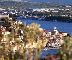 29.09.2020.,Sibenik-Grad Sibenik i Turisticka zajednica grada Sibenika na vidikovcu Smricnjak postavili su okvir za fotografiranje koji ce, sigurni smo, uskoro postati popularan motiv na drustvenim mrezama.Sa Smricnjaka se pruza pogled na grad i neke od otoka sibenskog arhipelaga.
Photo: Dusko Jaramaz/PIXSELL