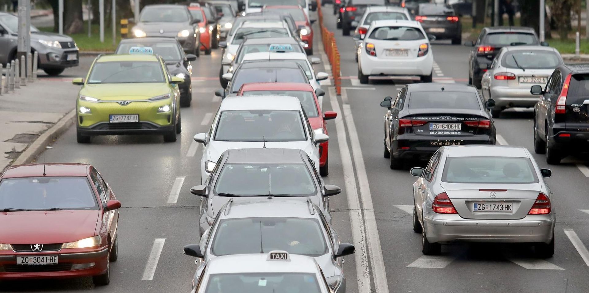 29.10.2020., Zagreb - Izmjenama Zakona o sigurnosti prometa od prosle godine se obveza paljenja dnevnih svjetala na automobilima ne uvodi sa promjenom vremena, vec traje od 1. studenog  do 31. ozujka. 
Photo: Patrik Macek/PIXSELL