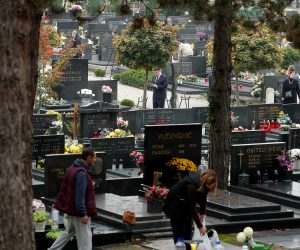 30.10.2020., Zagreb - Predsjednik Republike Zoran Milanovic polozio je vijenac i zapalio svijecu kod Sredisnjeg kriza u Aleji poginulih hrvatskih branitelja na gradskom groblju Mirogoj u Zagrebu povodom blagdana Svih svetih. 
Photo: Goran Stanzl/PIXSELL