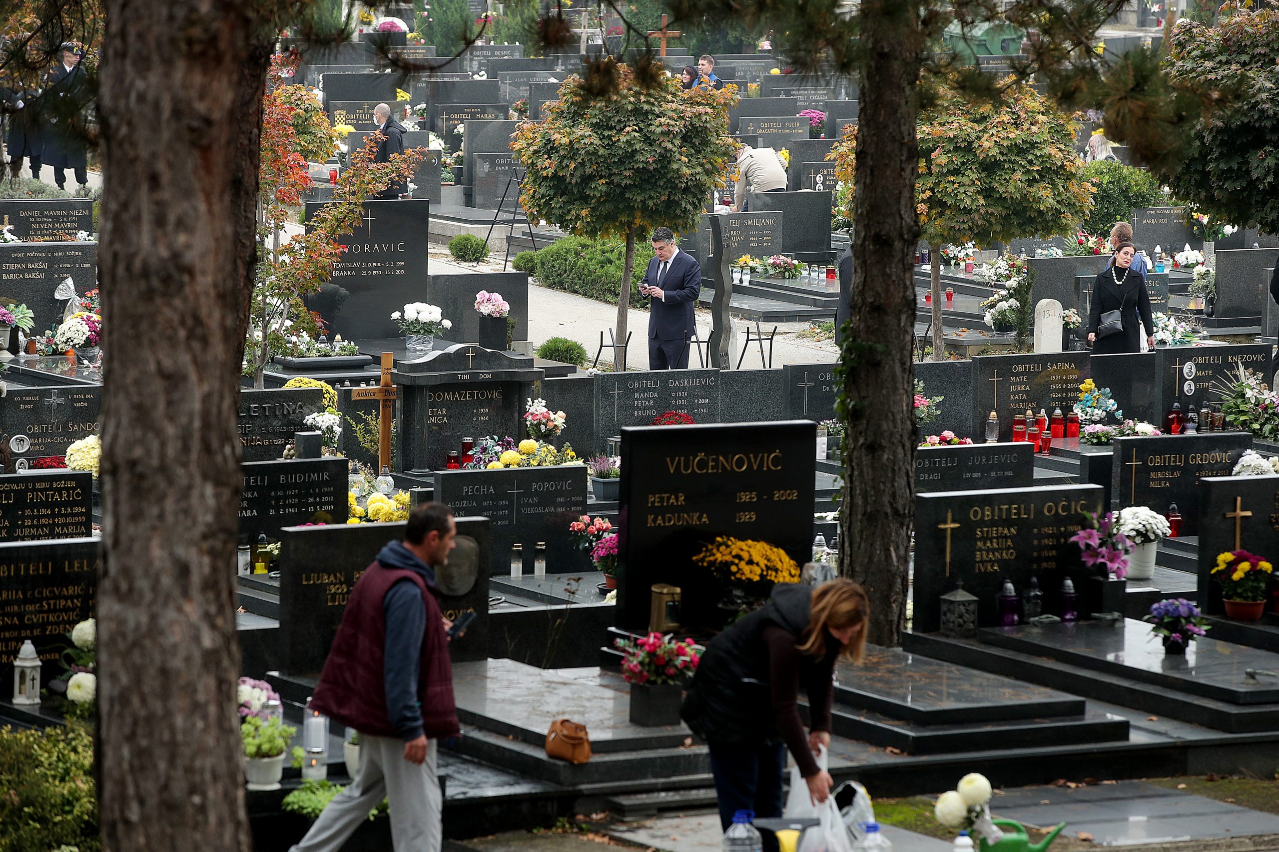 30.10.2020., Zagreb - Predsjednik Republike Zoran Milanovic polozio je vijenac i zapalio svijecu kod Sredisnjeg kriza u Aleji poginulih hrvatskih branitelja na gradskom groblju Mirogoj u Zagrebu povodom blagdana Svih svetih. 
Photo: Goran Stanzl/PIXSELL