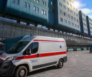 30.10.2020., Zagreb - Ispred KB Dubrava odrzava se prosvjed lijecnika i medicinskih sestara zbog cinjenice da su jedina covid bolnica u Hrvatskoj. Smatraju da je stanje neizdrzivo i da bi se teret trebao prerasporediti i na druge bolnice u Zagrebu
Photo: Matija Habljak/PIXSELL