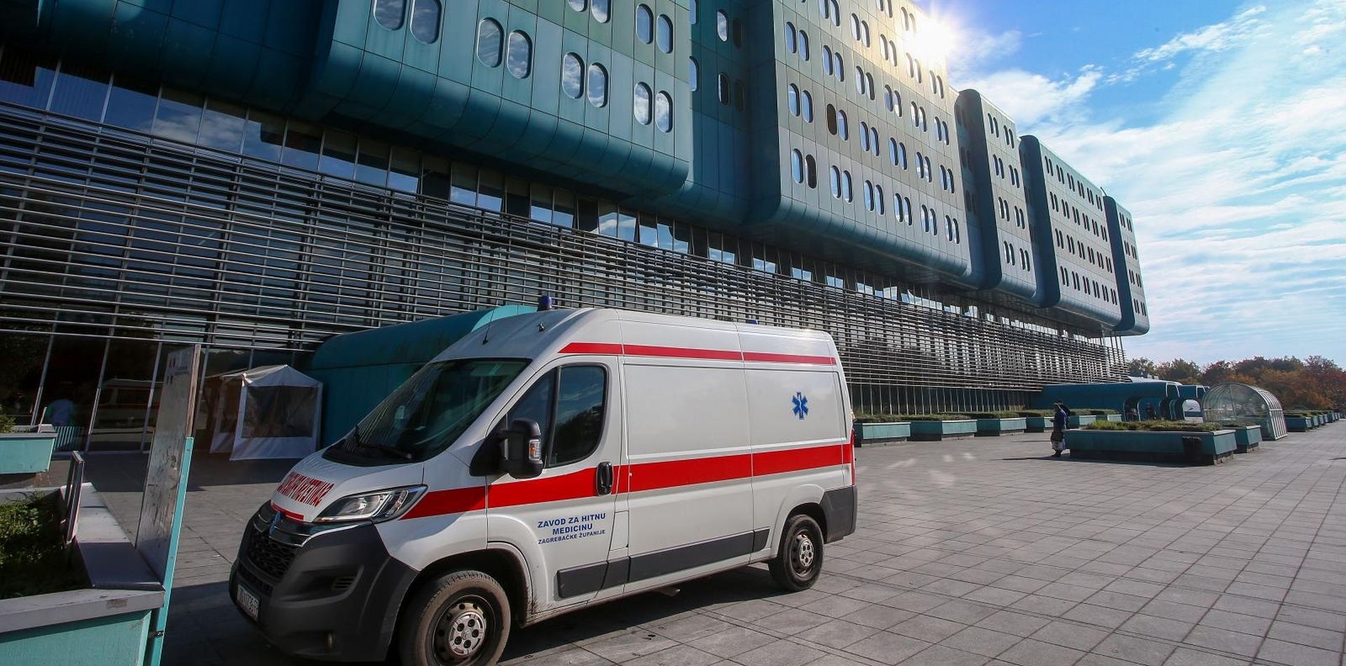 30.10.2020., Zagreb - Ispred KB Dubrava odrzava se prosvjed lijecnika i medicinskih sestara zbog cinjenice da su jedina covid bolnica u Hrvatskoj. Smatraju da je stanje neizdrzivo i da bi se teret trebao prerasporediti i na druge bolnice u Zagrebu
Photo: Matija Habljak/PIXSELL