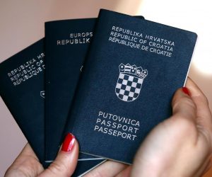 30.12.2017., Sibenik - Od 01. sijecnja zahtjev za izradu nove putovnice moci ce se predati elektronskim putem. Opcija je dostupna grdjanima koji posjeduju elektonicku osobnu iskaznicu s potpisanim certifikatom, a zahtjev se predaje putem sustava e-gradjani.
Photo: Dusko Jaramaz/PIXSELL