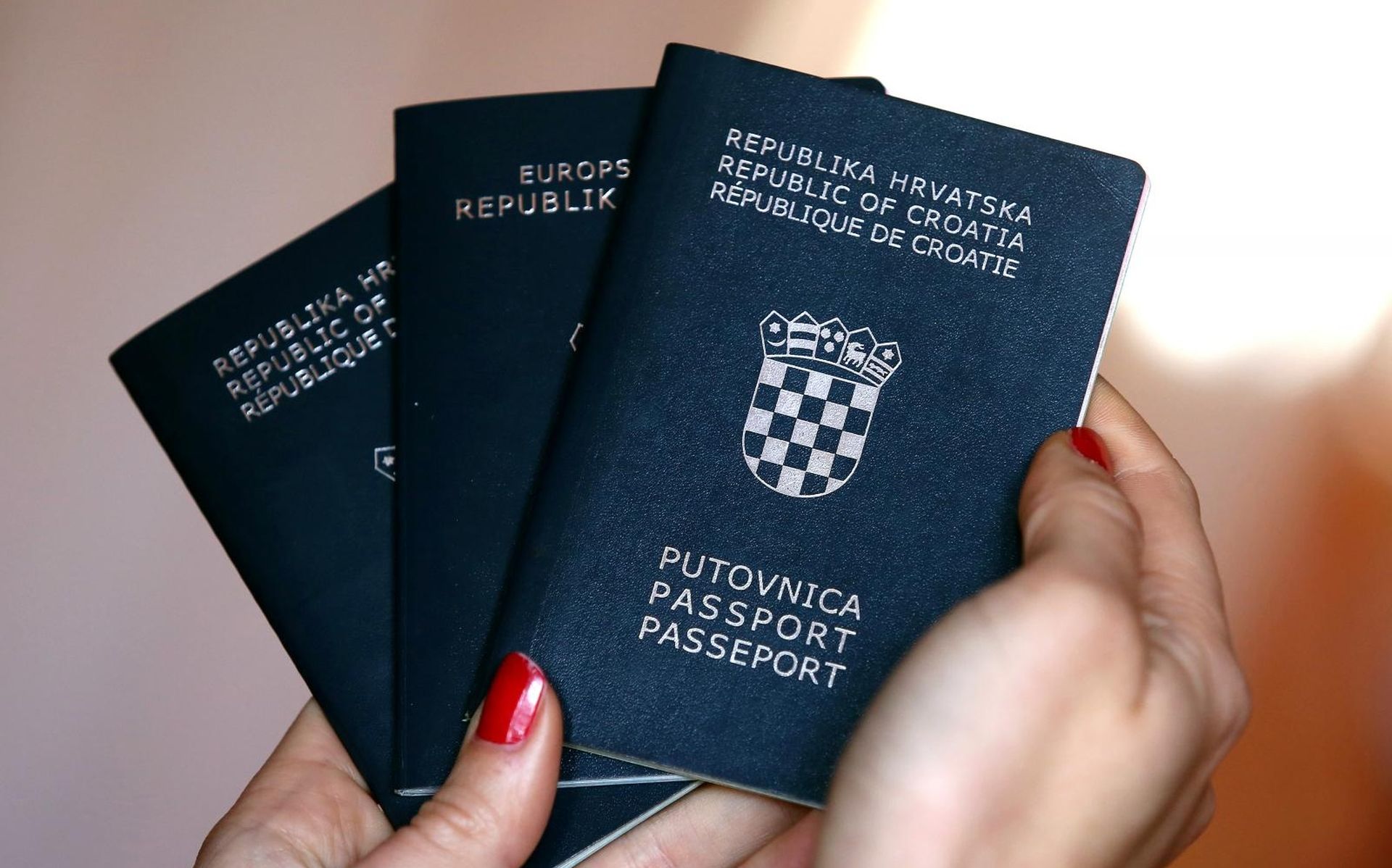30.12.2017., Sibenik - Od 01. sijecnja zahtjev za izradu nove putovnice moci ce se predati elektronskim putem. Opcija je dostupna grdjanima koji posjeduju elektonicku osobnu iskaznicu s potpisanim certifikatom, a zahtjev se predaje putem sustava e-gradjani.
Photo: Dusko Jaramaz/PIXSELL