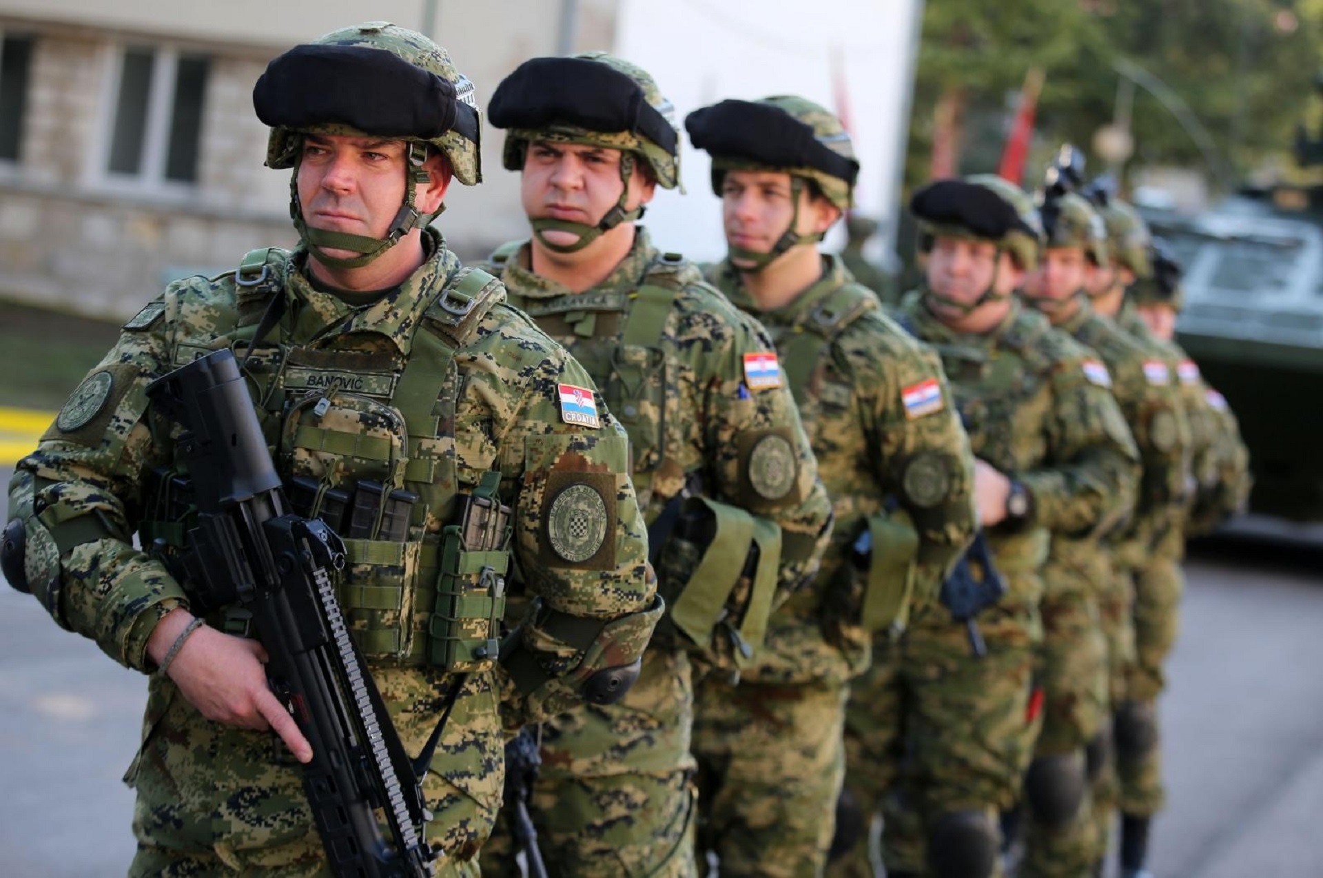 30.12.2019., Knin - U vojarni 4. gardijske brigade Pauci odrzan je svecani ispracaj pripadnika  2. hrvatskog kontingenta u Republiku Litvu. Ispracaju su nazocili potpredsjednik Vlade RH i ministar obrane Damir Krsticevic i nacelnik Glavnog stozera OS RH general zbora Mirko Sundov.
Photo: Dusko Jaramaz/PIXSELL