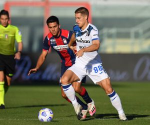 epa08788542 Atalanta's midfielder Mario Pasalic (R)  in action against Crotone's defender Lisandro Magallan during the Italian Serie A soccer match between FC Crotone and Atalanta BC at Ezio Scida stadium in Crotone, Italy, 31 October 2020.  EPA/CARMELO IMBESI