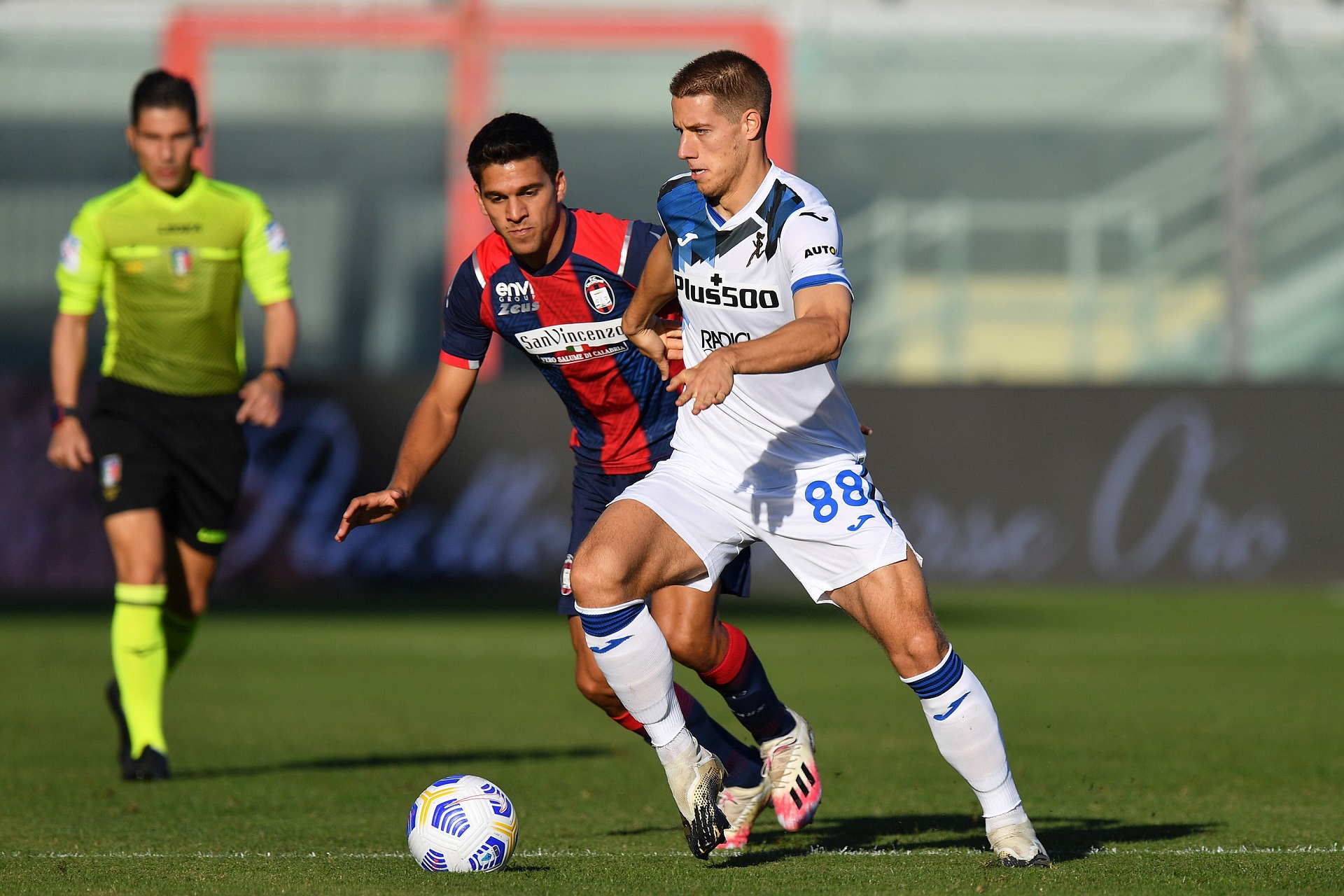 epa08788542 Atalanta's midfielder Mario Pasalic (R)  in action against Crotone's defender Lisandro Magallan during the Italian Serie A soccer match between FC Crotone and Atalanta BC at Ezio Scida stadium in Crotone, Italy, 31 October 2020.  EPA/CARMELO IMBESI