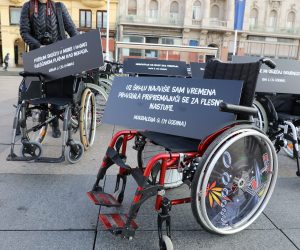Zagreb, 20.10.2020 - Obilježavanje Nacionalnog dana sigurnosti cestovnog prometa, držala se gerilska akcija povodom koje se postavilo 100 invalidskih kolica s porukama koje simboliziraju godišnji prosjek osoba u Hrvatskoj koje, zbog posljedica prometnih nesreća, postanu nepokretne i budu primorane na život u invalidskim kolicima.
foto HINA/ Admir BULJUBAŠIĆ/ abu