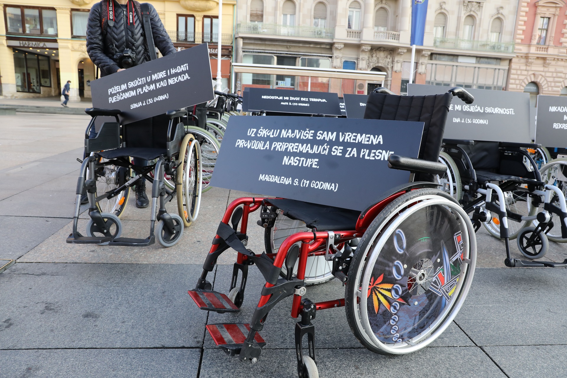 Zagreb, 20.10.2020 - Obilježavanje Nacionalnog dana sigurnosti cestovnog prometa, držala se gerilska akcija povodom koje se postavilo 100 invalidskih kolica s porukama koje simboliziraju godišnji prosjek osoba u Hrvatskoj koje, zbog posljedica prometnih nesreća, postanu nepokretne i budu primorane na život u invalidskim kolicima.
foto HINA/ Admir BULJUBAŠIĆ/ abu