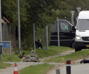 epa08758727 Peter Madsen (up) tries to escape prison in Albertslund, Denmark, 20 October 2020. Madsen was convicted of the 2017 murder of Swedish journalist Kim Wall on board his submarine, UC3 Nautilus, and sentenced to life imprisonment in April 2018.  EPA/Nils Meilvang  DENMARK OUT