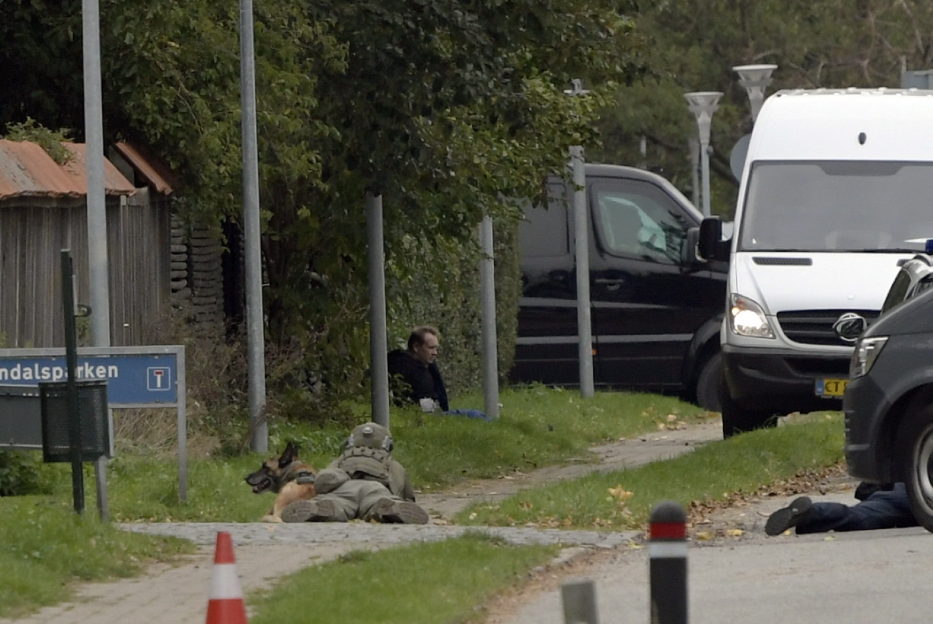 epa08758727 Peter Madsen (up) tries to escape prison in Albertslund, Denmark, 20 October 2020. Madsen was convicted of the 2017 murder of Swedish journalist Kim Wall on board his submarine, UC3 Nautilus, and sentenced to life imprisonment in April 2018.  EPA/Nils Meilvang  DENMARK OUT