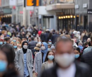 epa08770441 Pedestrians wearing face masks in the city centre of Dortmund, Germany, 24 October 2020. Throughout Germany, the number of cases of the COVID-19 disease caused by the SARS-CoV-2 coronavirus is rising.  EPA/FRIEDEMANN VOGEL