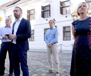28.08.2020., Zagreb - Saborski zastupnici politicke platforme Mozemo odrzali su ispred Banskih dvora konferenciju za medije o konacnom prijedlogu Zakona o obnovi zgrada ostecenih u potresu na podrucju Zagreba i okolice. Damir Bakic, Vili Matula, Tomislav Tomasevic, Sandra Bencic Photo: Patrik Macek/PIXSELL