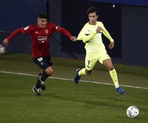 epa08789651 Osasuna's defender Facundo Roncaglia (L) vies for the ball against Atletico's striker Joao Felix during the Spanish LaLiga soccer match between CA Osasuna and Atletico de Madrid at El Sadar stadium in Pamplona, northern Spain, 31 October 2020.  EPA/Jesus Diges