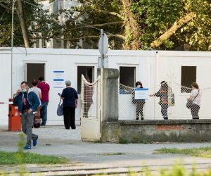 16.09.2020., Osijek - Uzimanje brisa na SARS-CoV-2 u KBC Osijek od danas se provodi  u dvoristu Zavoda za dermatologiju i venerologiju. Photo: Dubravka Petric/PIXSELL