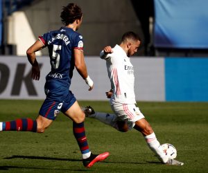 epa08788417 Real Madrid's Belgian midfielder Eden Hazard (R) scores the 1-0 during the Spanish LaLiga soccer match between Real Madrid and SD Huesca at Alfredo Di Stefano stadium in Valdebebas, Madrid, central Spain, 31 October 2020.  EPA/MARISCAL