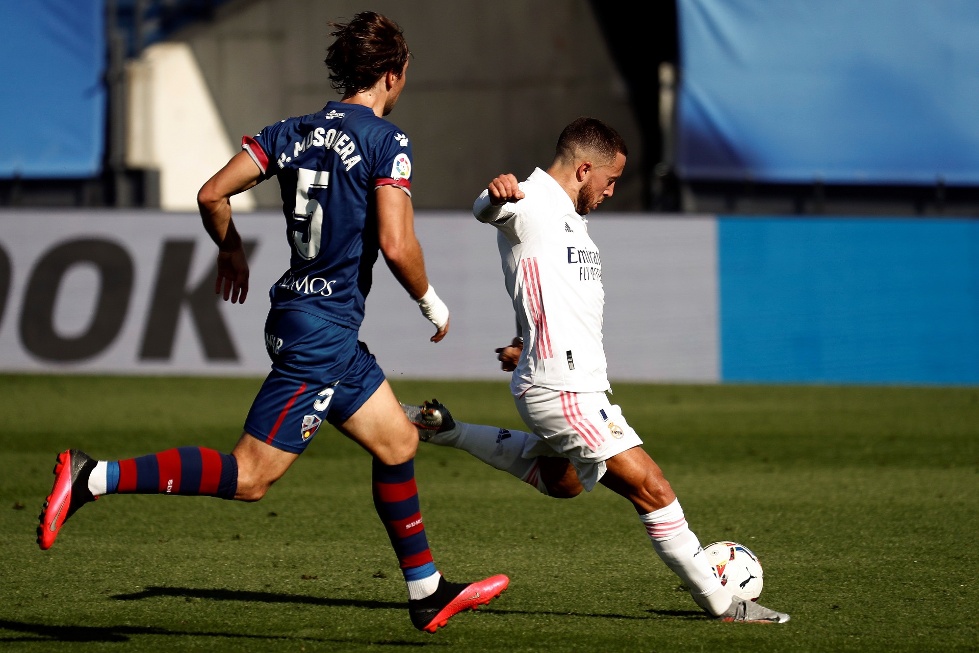 epa08788417 Real Madrid's Belgian midfielder Eden Hazard (R) scores the 1-0 during the Spanish LaLiga soccer match between Real Madrid and SD Huesca at Alfredo Di Stefano stadium in Valdebebas, Madrid, central Spain, 31 October 2020.  EPA/MARISCAL