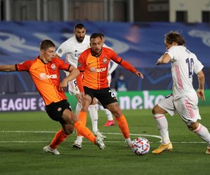 epa08762779 Real Madrid's Luka Modric (R) controls the ball before Shakhtar Donetsk's Domilson Cordeiro Dos Santos (C) and Valeriy Bondar (L) during the UEFA Champions League group B soccer match between Real Madrid and Shakhtar Donetsk at Alfredo Di Stefano stadium in Madrid, Spain, 21 October 2020.  EPA/JUANJO MARTIN