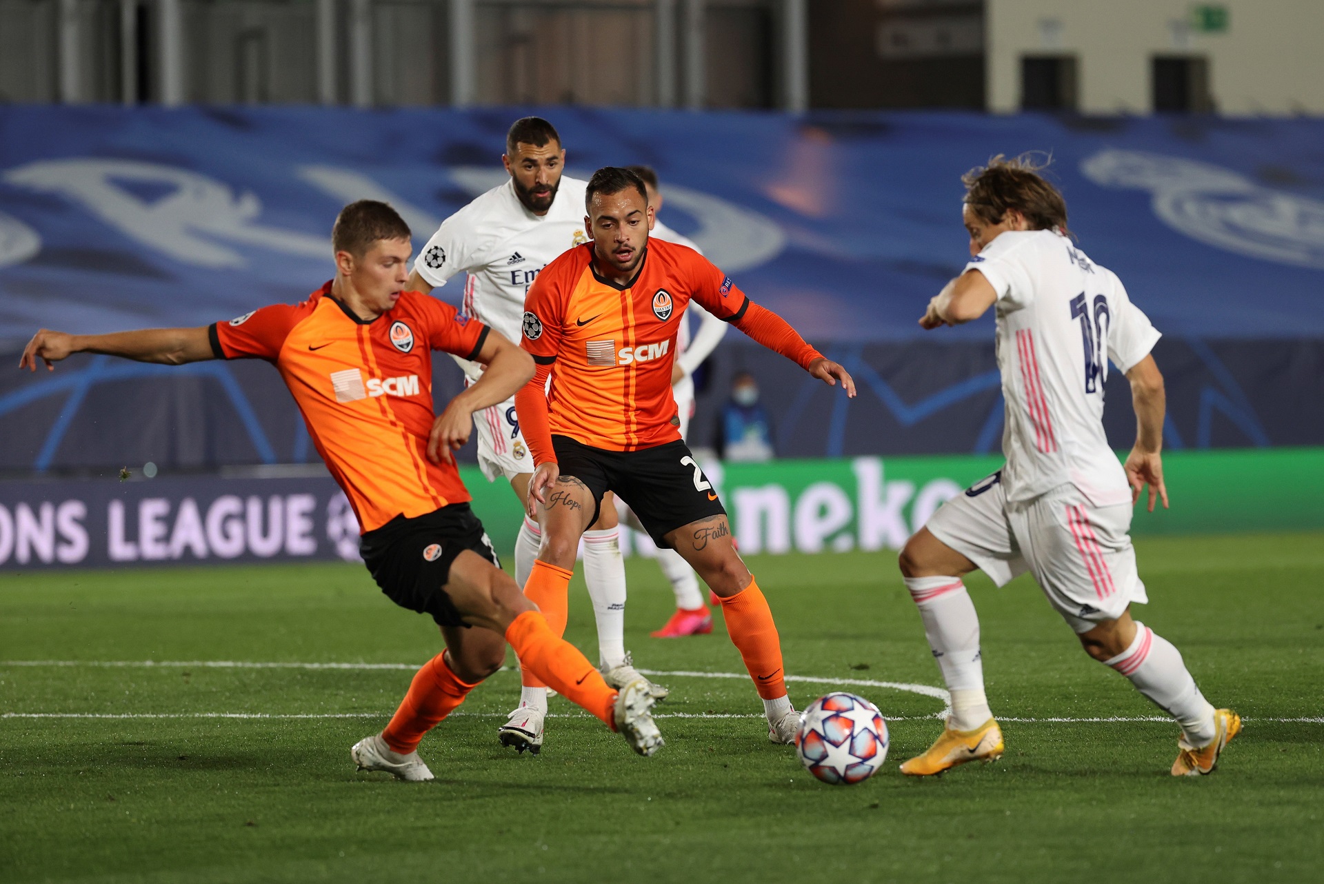 epa08762779 Real Madrid's Luka Modric (R) controls the ball before Shakhtar Donetsk's Domilson Cordeiro Dos Santos (C) and Valeriy Bondar (L) during the UEFA Champions League group B soccer match between Real Madrid and Shakhtar Donetsk at Alfredo Di Stefano stadium in Madrid, Spain, 21 October 2020.  EPA/JUANJO MARTIN