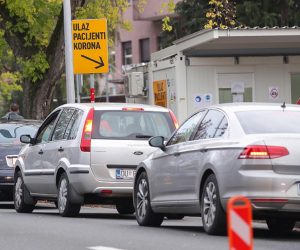 18.10.2020., Zagreb -  Zbog povecanog broja testiranja osoba na koronavirus, stvorila se kolona automobila na prilazu Nastavnog zavoda za javno zdravstvo Andrija Stampar koja je bila duga sve do Ksaverske ulice iz koje se cekalo skretanje za Mirogojsku cestu. 
Photo: Luka Stanzl/PIXSELL