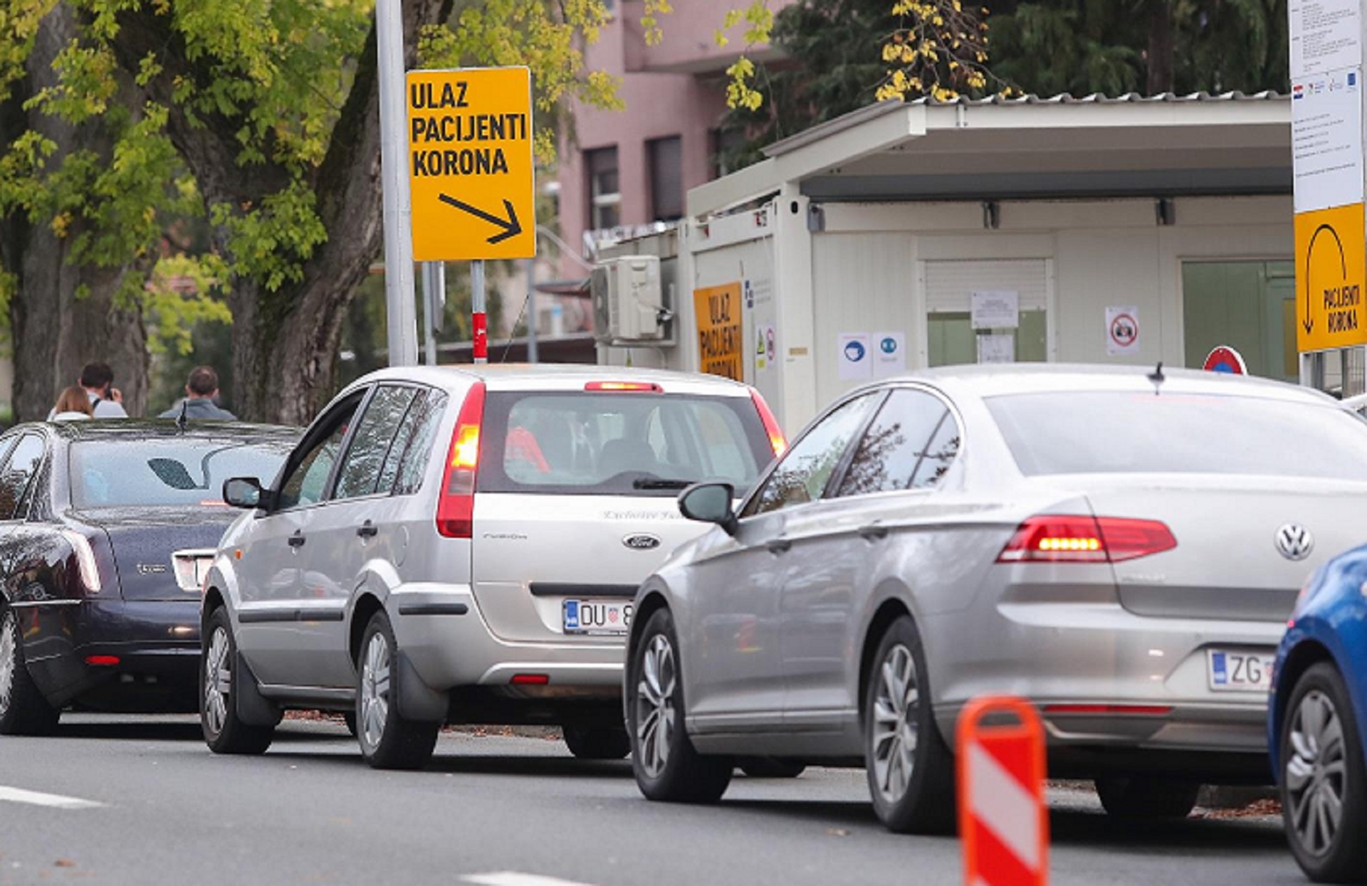 18.10.2020., Zagreb -  Zbog povecanog broja testiranja osoba na koronavirus, stvorila se kolona automobila na prilazu Nastavnog zavoda za javno zdravstvo Andrija Stampar koja je bila duga sve do Ksaverske ulice iz koje se cekalo skretanje za Mirogojsku cestu. 
Photo: Luka Stanzl/PIXSELL